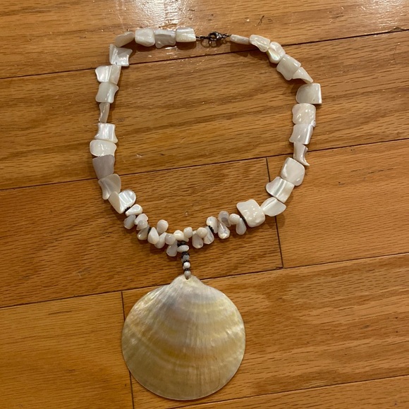 Seashell  necklace - Picture 1 of 2